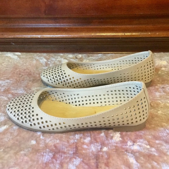BELLA MARIE “Dana 1K” Tan Studded Flats NWB 1 - Picture 3 of 8